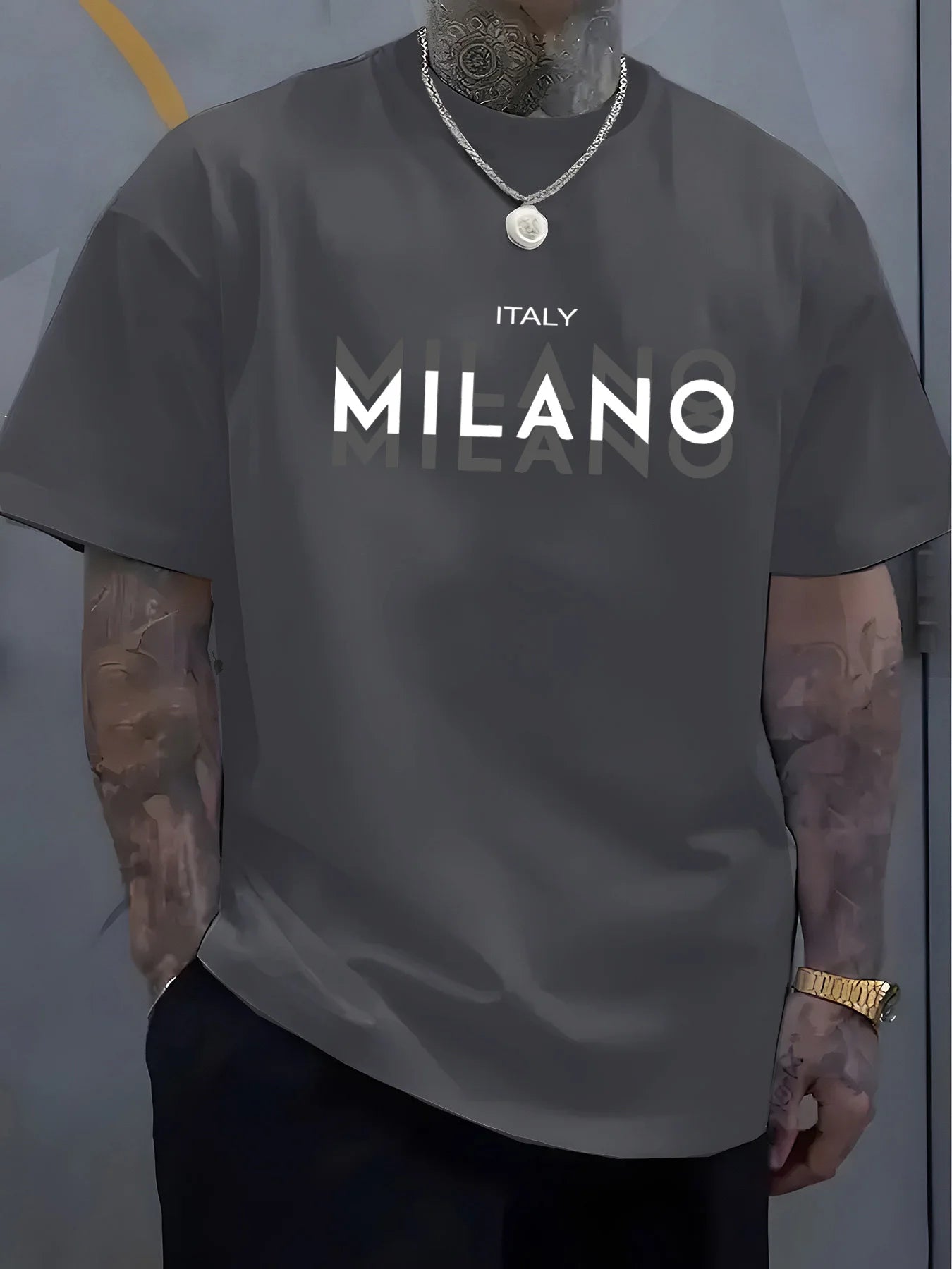 تيشيرت رجالي صيفي فضفاض بمقاسات كبيرة، مصنوع من القطن الخالص 100%، مطبوع عليه عبارة "إيطاليا ميلانو"، مريح، بياقة دائرية وأكمام قصيرة.