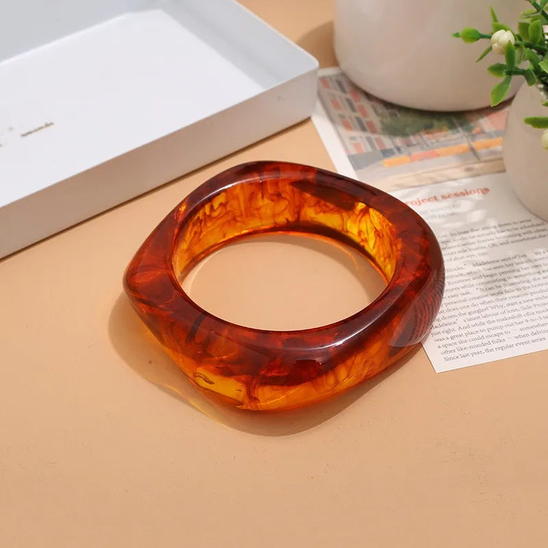 أساور KMVEXO ذات التصميم الكلاسيكي من الراتنج السميك باللون البني الداكن مع أكريليك، أساور هندسية غير منتظمة للنساء والرجال