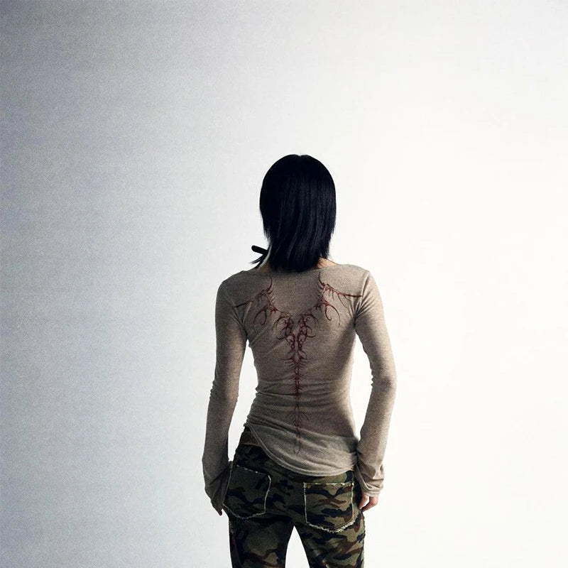 تي شيرت نسائي بأكمام طويلة بتصميم هاراجوكو ريترو بنمط إيمو من التسعينيات مطبوع عليه رسومات نارية ونمط Y2K ونمط غوث بانك ستريتوير