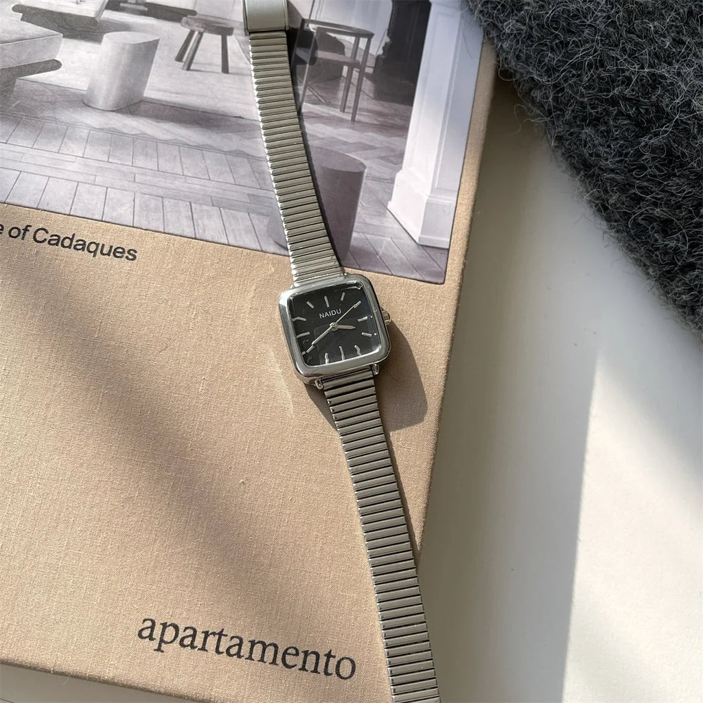 ساعة يد نسائية بسيطة كوارتز بتصميم كلاسيكي فاخر، هدية مثالية، ساعات نسائية بمينا صغير وسوار قابل للتعديل من الفولاذ المقاوم للصدأ.