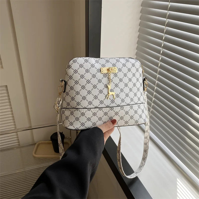 حقيبة كتف نسائية من الجلد الصناعي، مزينة بقلادة على شكل غزال، حقيبة كروس صغيرة للبنات، حقيبة مراسلة عصرية على شكل صدفة