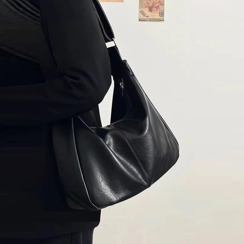 حقائب يد نسائية أنيقة من الجلد الصناعي الناعم، بتصميم عصري وبسيط، وسعة كبيرة، مناسبة لحملها على الكتف أو كحقيبة مراسلة.