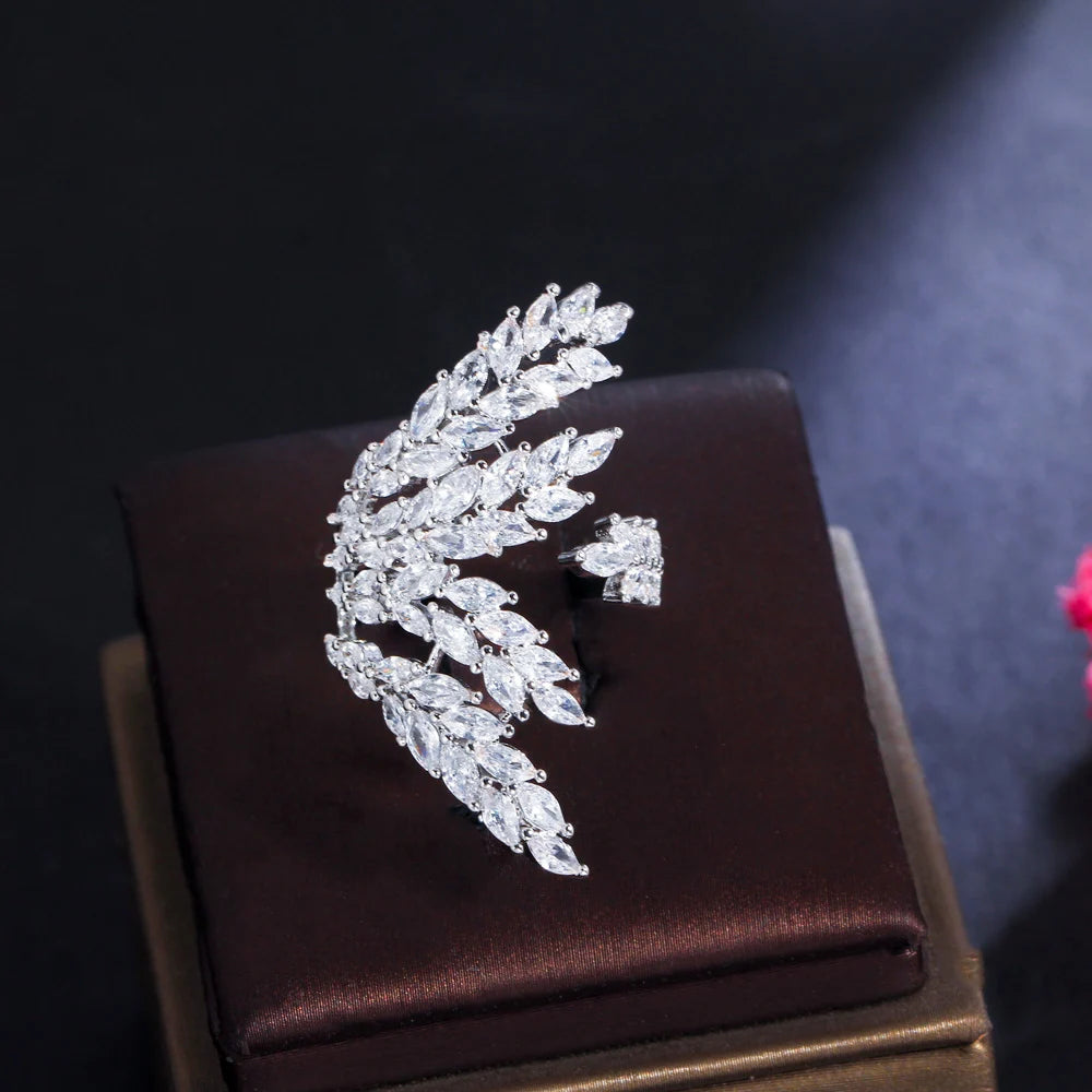 خاتم نسائي كبير مفتوح قابل للتعديل من الزركون المكعب اللامع على شكل ورقة شجر، مطلي بالذهب الأبيض، من CWWZircons، مناسب للحفلات، R215