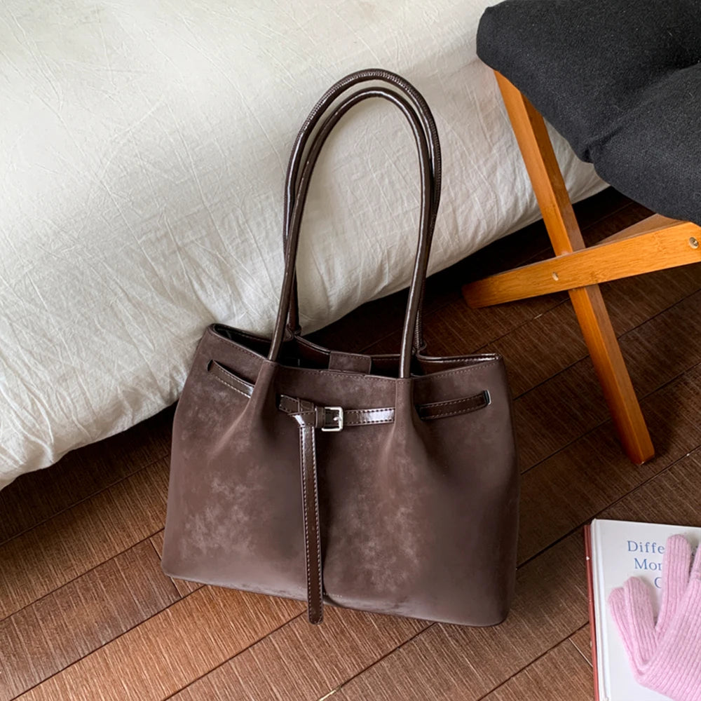 حقيبة كتف نسائية بتصميم كلاسيكي، عصرية وأنيقة، حقيبة عملية للتنقلات اليومية، حقيبة كتف واسعة