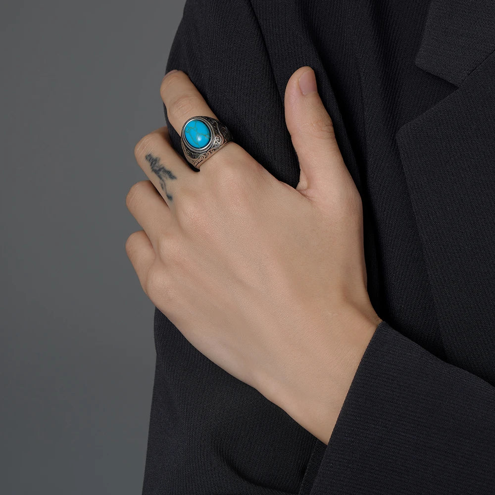 خاتم رجالي فاخر مرصع بالعقيق الأسود، مصنوع من التيتانيوم الصلب، بتصميم كلاسيكي أنيق، مثالي كهدية أو هدية مميزة للرجال. مناسب للحفلات والمناسبات الخاصة. خدمة التوصيل المباشر متوفرة.