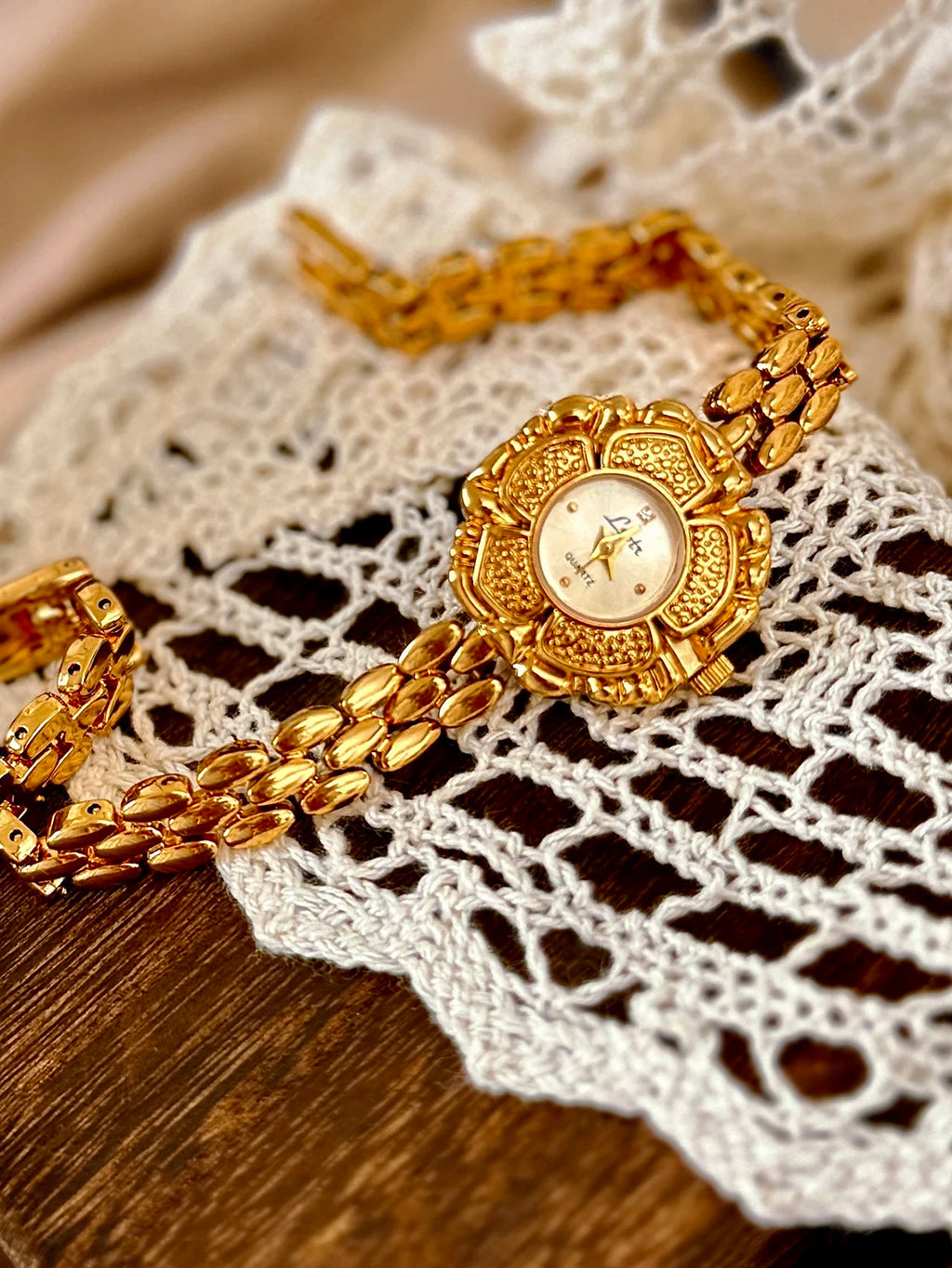 1 Piece of New French Retro Camellia Gold Small Dial Women's Watch, Fashionable, Simple, Luxurious, Elegant and Compact Women's Quartz Watch, Stainless Steel Strap, Solid Color and Durable, Suitable for Daily Wear, Dinner and