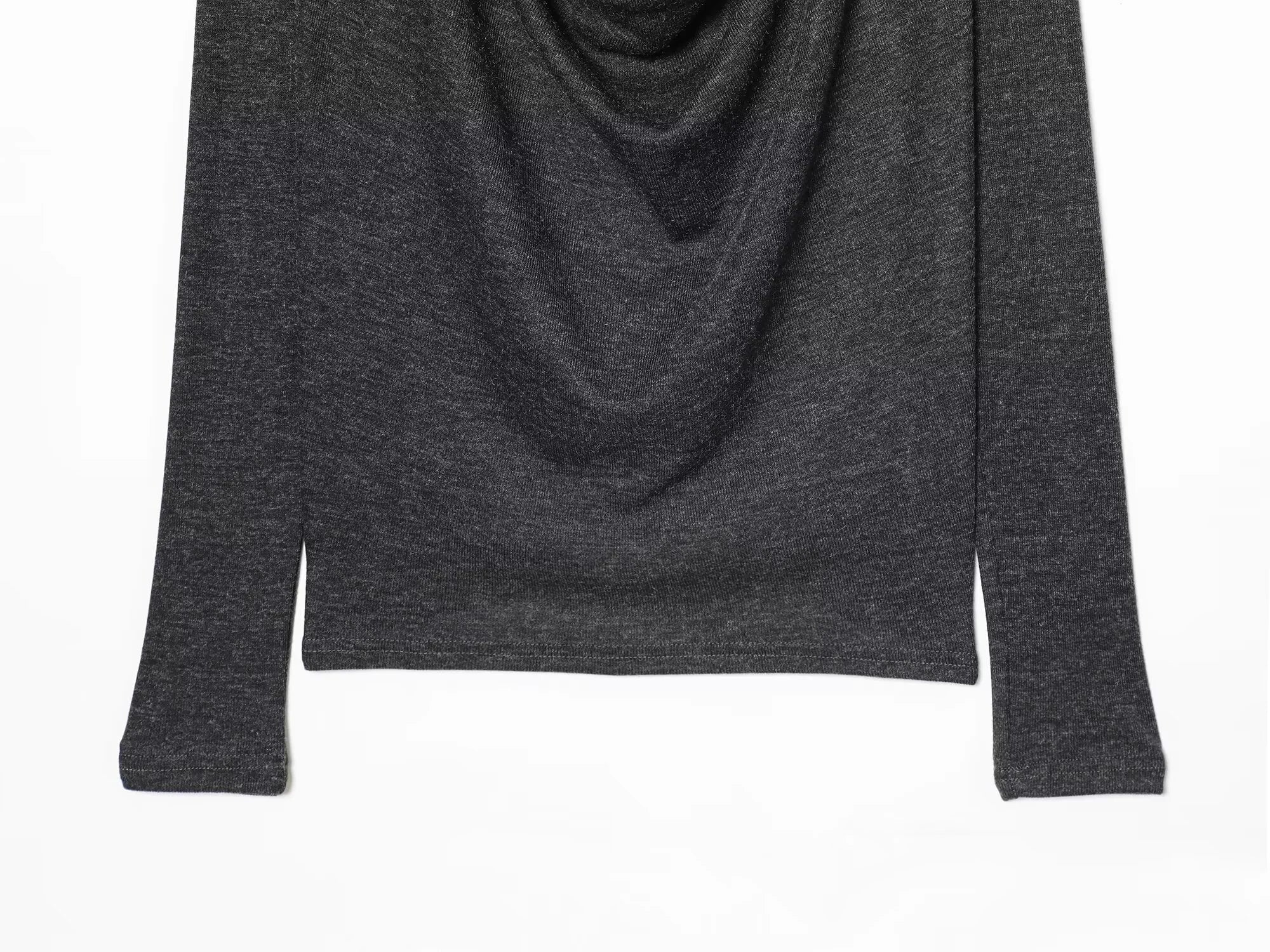 تي شيرت نسائي جديد لشتاء 2025 بتصميم أنيق وعصري، بأكمام طويلة ورقبة على شكل حرف V، بتصميم مستقيم وثنيات