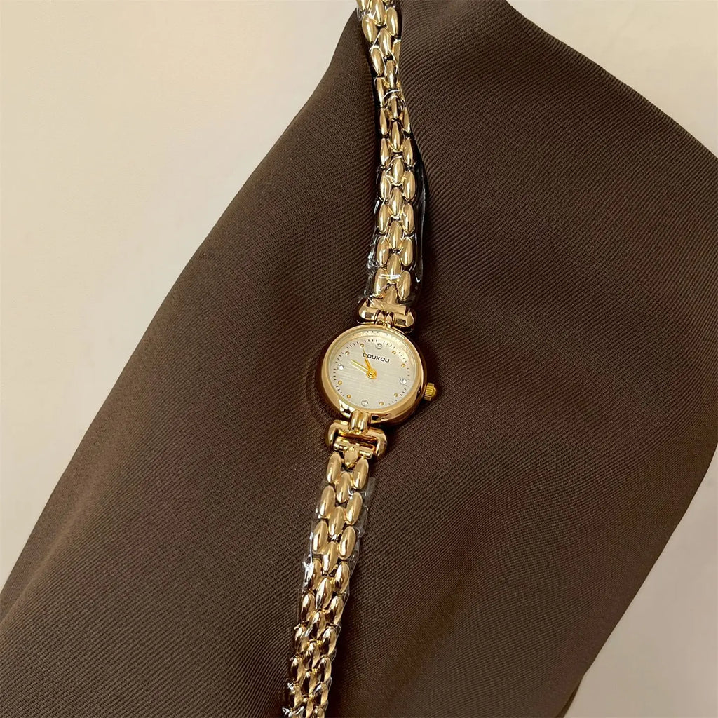 ساعات رائجة، ساعات بسيطة بتصميم كلاسيكي، ساعات ذهبية وفضية، ساعات بسلسلة صغيرة، ساعات نسائية أنيقة، ساعات فاخرة، هدايا