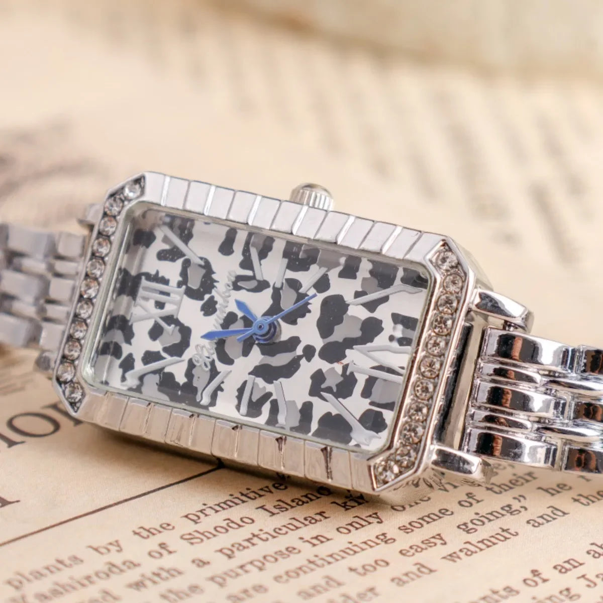 ساعة نسائية أنيقة بتصميم كلاسيكي أنيق، مزودة بمينا بنقشة جلد النمر وسوار من سبائك الزنك، ساعة كوارتز أنيقة ومتعددة الاستخدامات، هدية مثالية.