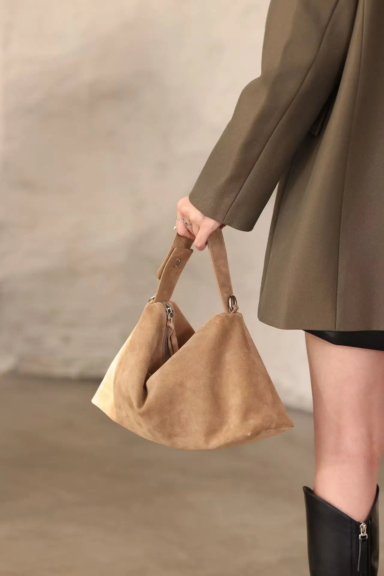 حقيبة يد نسائية فاخرة من الجلد السويدي الناعم غير اللامع بتصميم بوسطن كبير الحجم لفصل الخريف والشتاء، حقيبة كتف متقاطعة للنساء