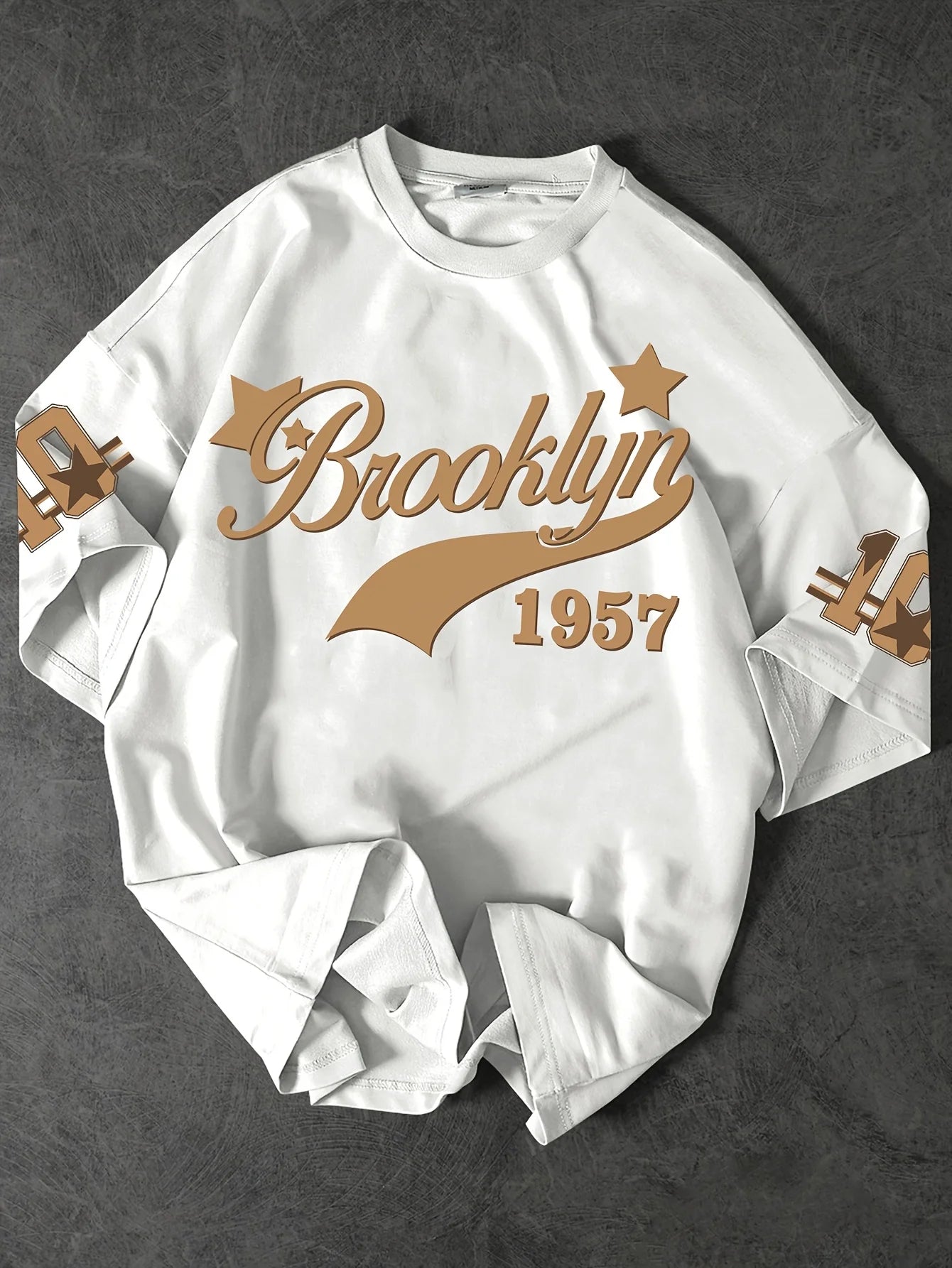 تي شيرت رجالي عصري مطبوع عليه حروف صيف 1957 برقبة دائرية قابلة للتنفس مناسب للأنشطة الخارجية في المناطق الحضرية غير الرسمية