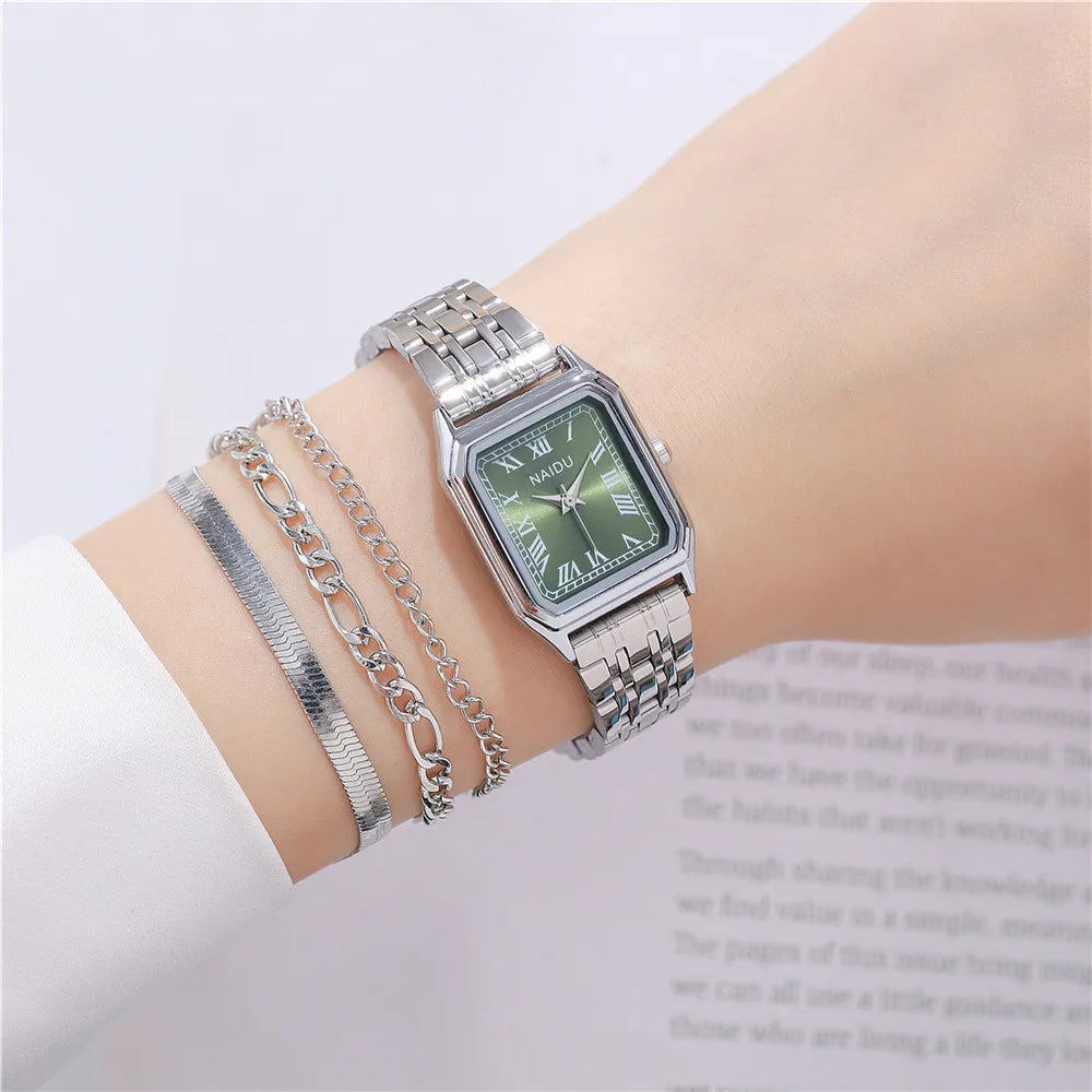 ساعة يد نسائية أنيقة من الفولاذ، ذات مينا مستطيل الشكل، بتصميم عصري.