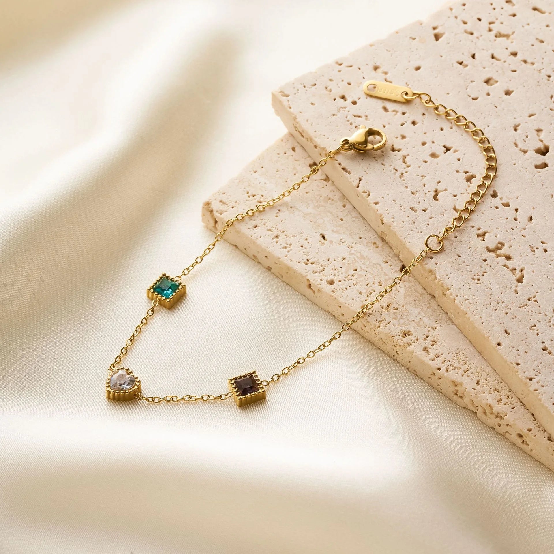 سوار كريستالي ملون على شكل قلب مربع للنساء، مصنوع من الفولاذ المقاوم للصدأ بلون ذهبي رائع، بتصميم هندسي لا يبهت لونه.