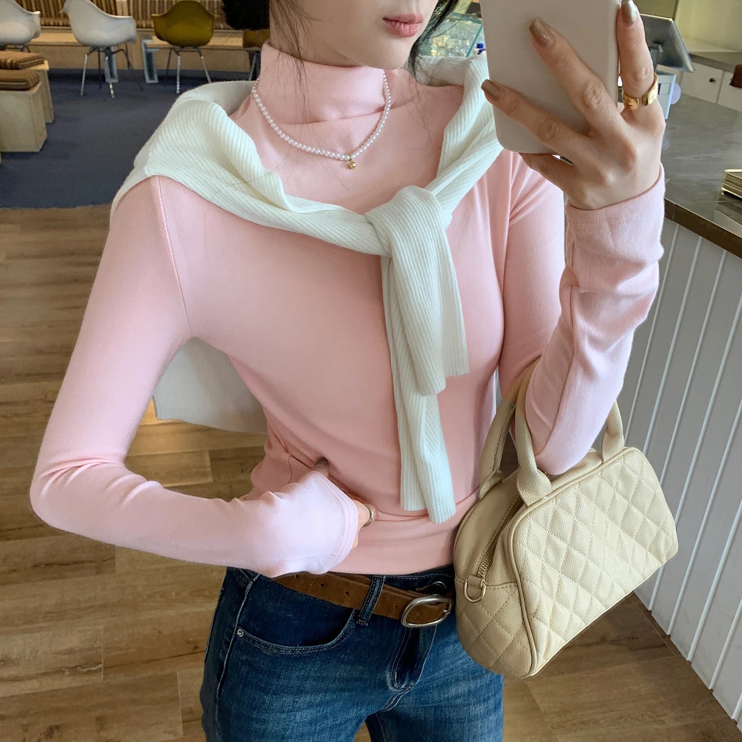 سترة نسائية محبوكة بيضاء برقبة مدورة للخريف والشتاء بأكمام طويلة وقاعدة كورية صلبة وقمصان علوية رفيعة للنساء 2025 جديدة