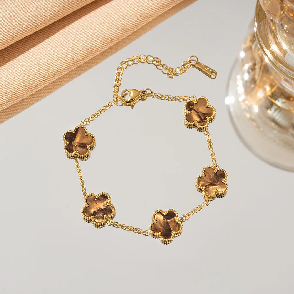 سوار أنيق من الفولاذ المقاوم للصدأ 316L بتصميم زهرة الحظ ذات الخمس بتلات، مثالي للحفلات، مزين بزهر البرقوق وزهرة البرسيم ذات الخمس أوراق. قطعة مجوهرات رائعة.