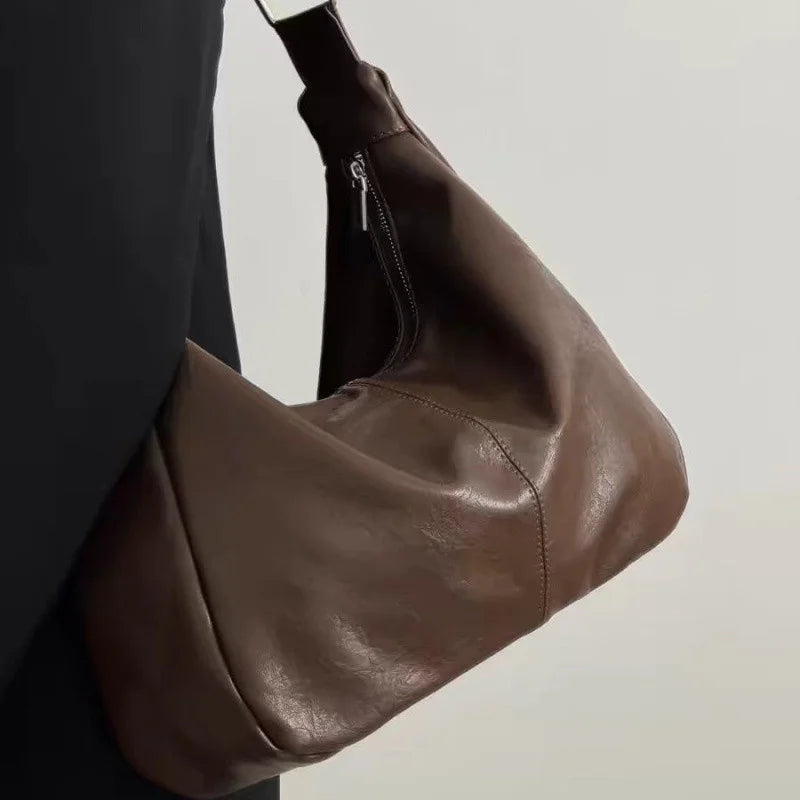 حقائب يد نسائية أنيقة من الجلد الصناعي الناعم، بتصميم عصري وبسيط، وسعة كبيرة، مناسبة لحملها على الكتف أو كحقيبة مراسلة.