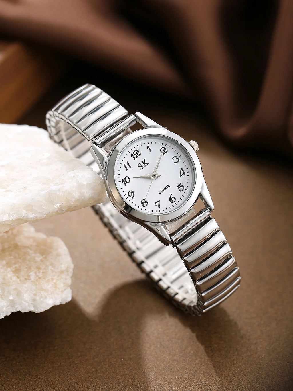 طقم ساعات نسائية أنيق وخفيف وفاخر مكون من 3 قطع، مناسب للارتداء اليومي، وهدية مثالية لأعياد الميلاد والمناسبات.