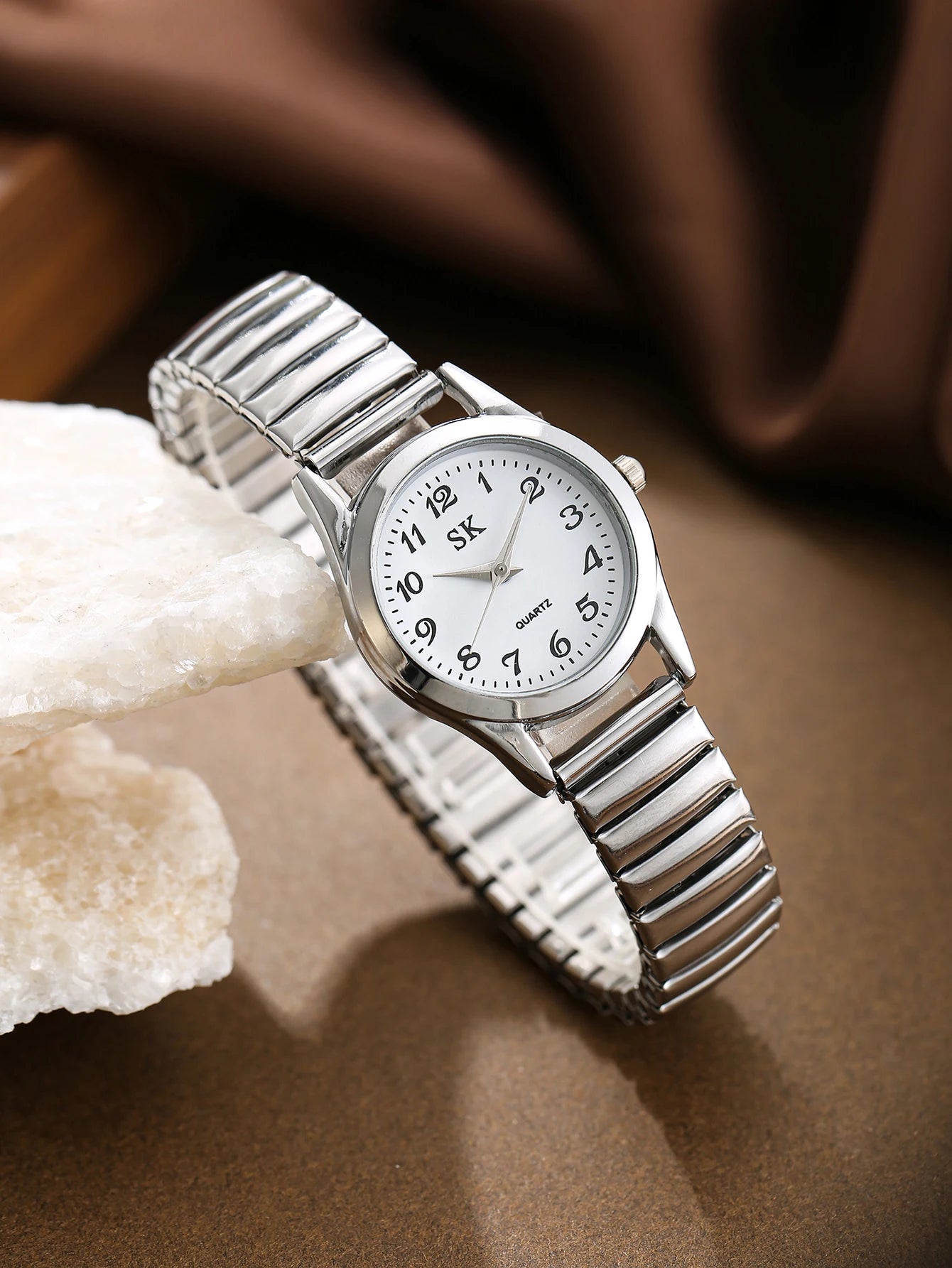 طقم ساعات نسائية أنيق وخفيف وفاخر مكون من 3 قطع، مناسب للارتداء اليومي، وهدية مثالية لأعياد الميلاد والمناسبات.