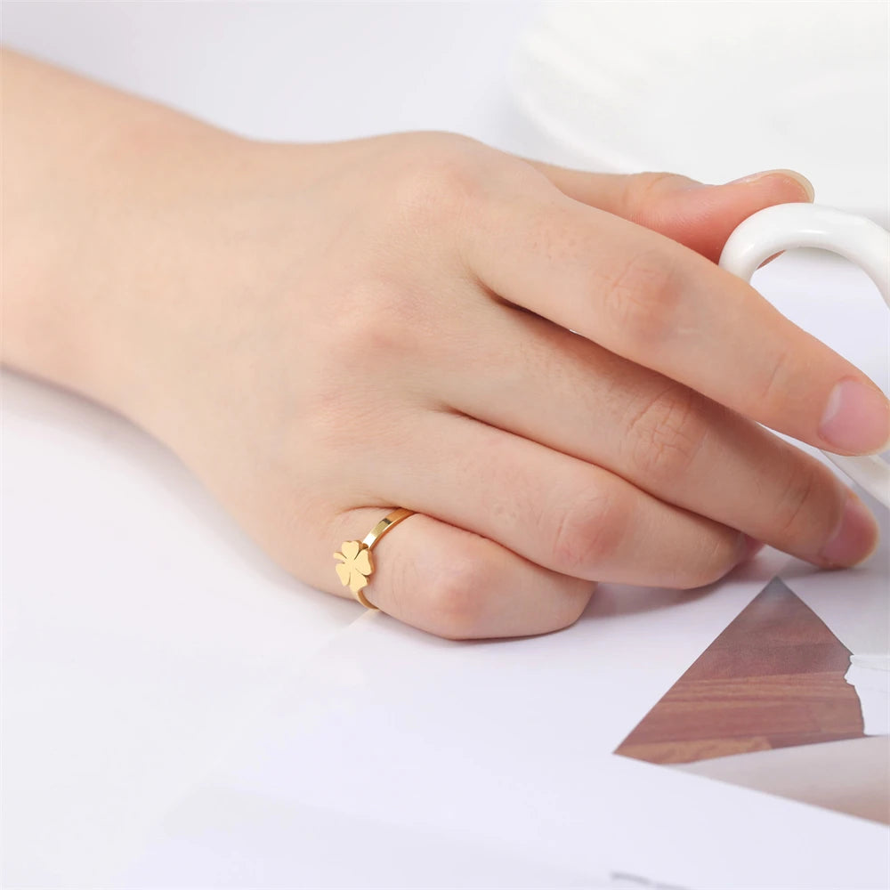 خاتم كازادور بتصميم بسيط، ذهبي اللون، على شكل ورقة برسيم رباعية، هدية مثالية للنساء، مصنوع من الفولاذ المقاوم للصدأ، مناسب لحفلات الزفاف والمناسبات الخاصة.