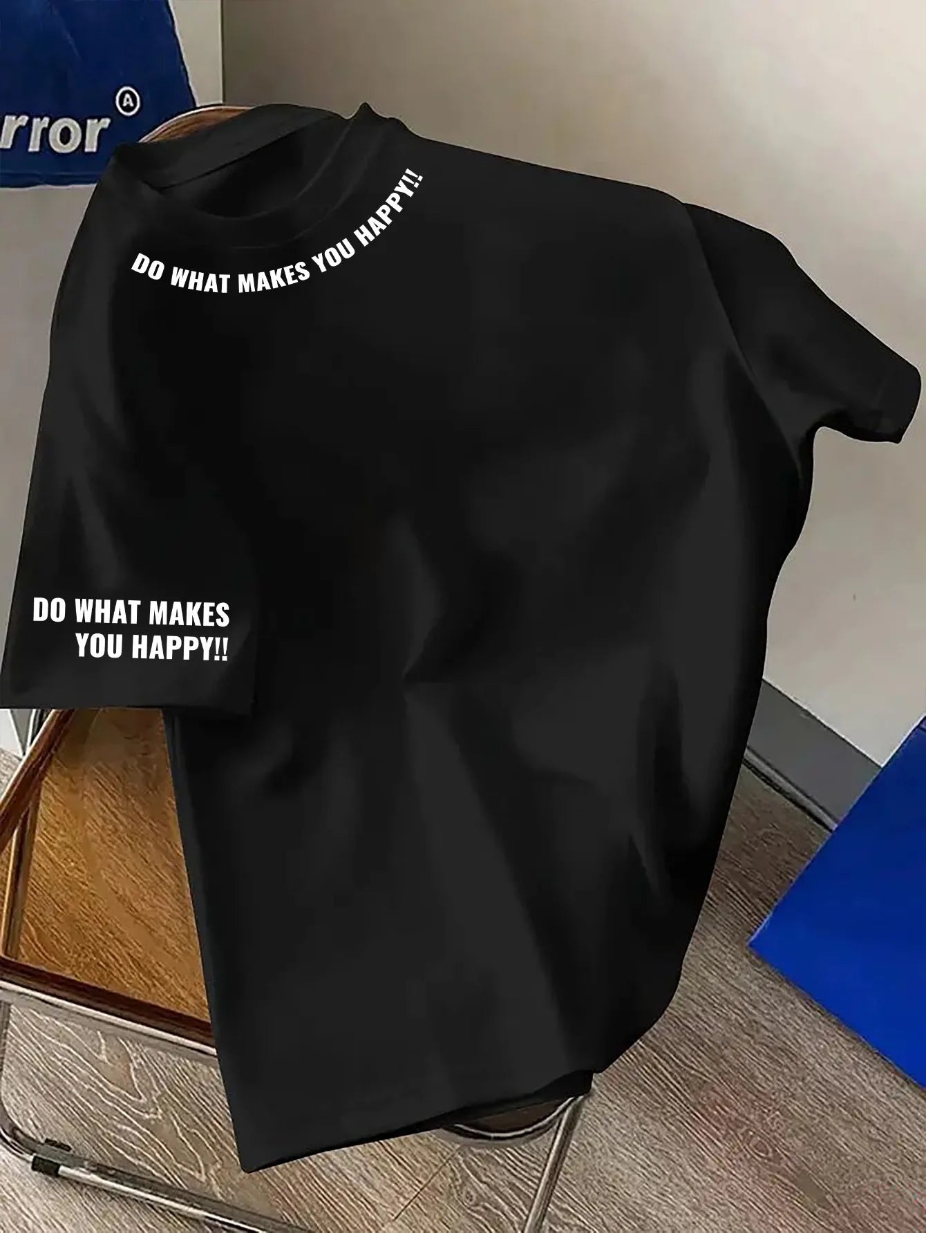 تيشيرت رجالي صيفي عصري مصنوع من القطن الخالص 100%، بتصميم فضفاض وطبعة هندسية، وياقة دائرية وأكمام قصيرة.