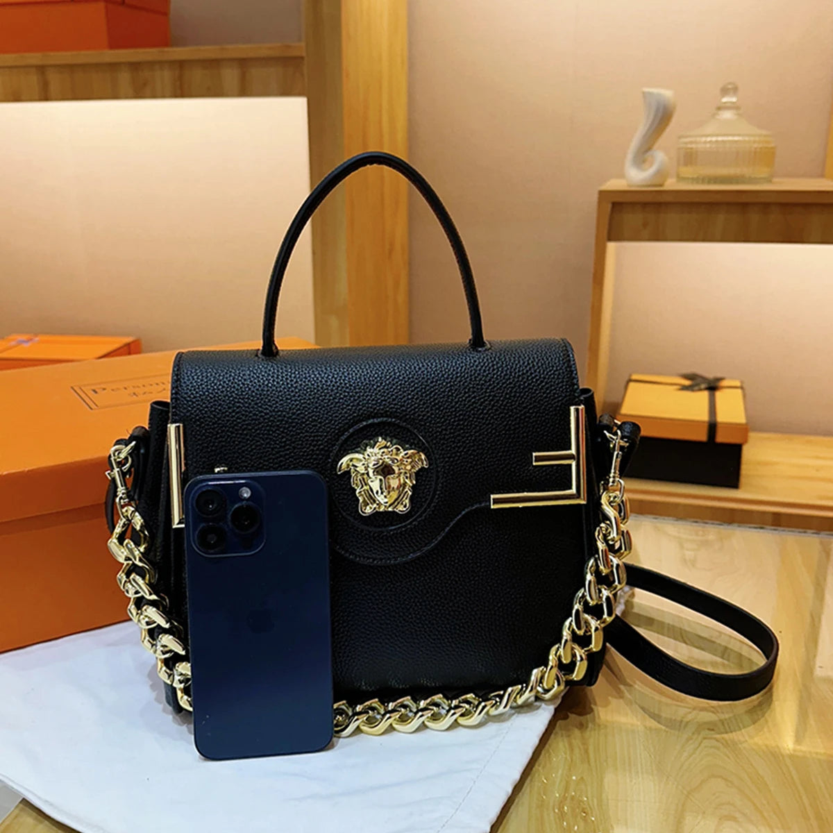 حقيبة يد أنيقة فاخرة مستوحاة من ميدوسا مصنوعة من الجلد الصناعي بسعة كبيرة مزودة بسلسلة مغناطيسية وحزام قابل للتعديل وحقيبة كروس بودي للاستخدام اليومي