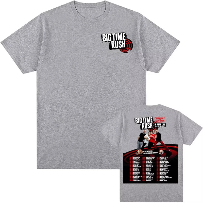 تيشيرت مطبوع بأكمام قصيرة من القطن الخالص 100%، جولة فرقة بيغ تايم راش العالمية صيف 2025، متوفر بتصاميم مستوحاة من فرق الموسيقى النسائية والرجالية.