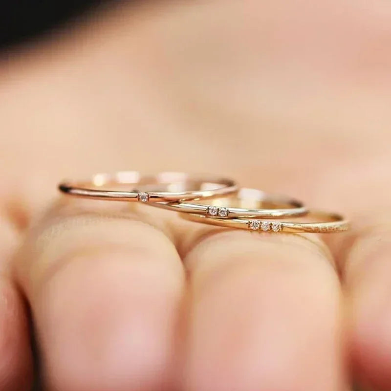 خواتم رفيعة بتصميم بسيط من الفولاذ المقاوم للصدأ للنساء، مرصعة بأحجار الزركون المكعبة اللامعة، عالية الجودة، متعددة الاستخدامات، مناسبة لحفلات الزفاف.