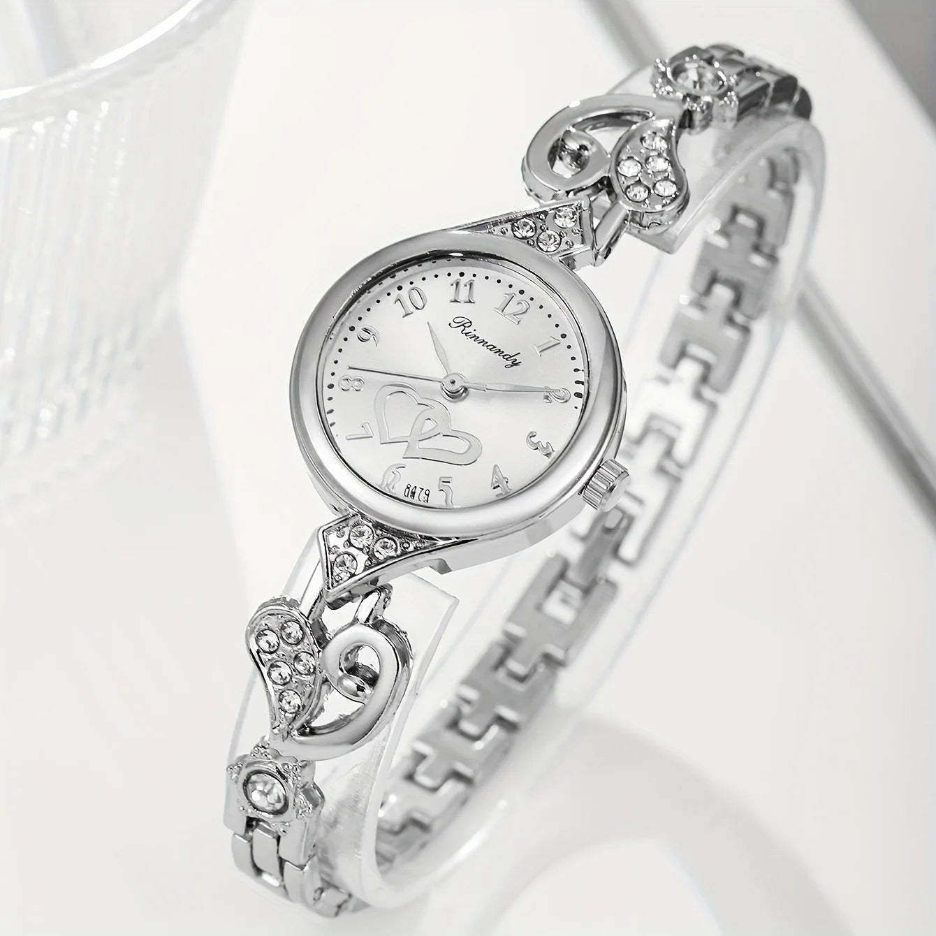 ساعة يد نسائية أنيقة من الكوارتز، مزينة بسوار مرصع بأحجار الراين على شكل قلوب (بدون علبة)