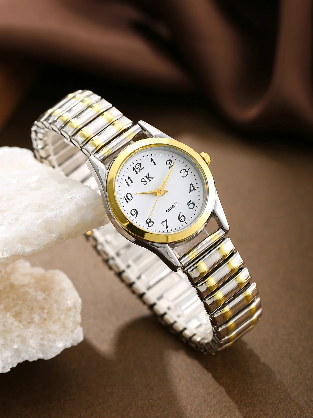 طقم ساعات نسائية أنيق وخفيف وفاخر مكون من 3 قطع، مناسب للارتداء اليومي، وهدية مثالية لأعياد الميلاد والمناسبات.