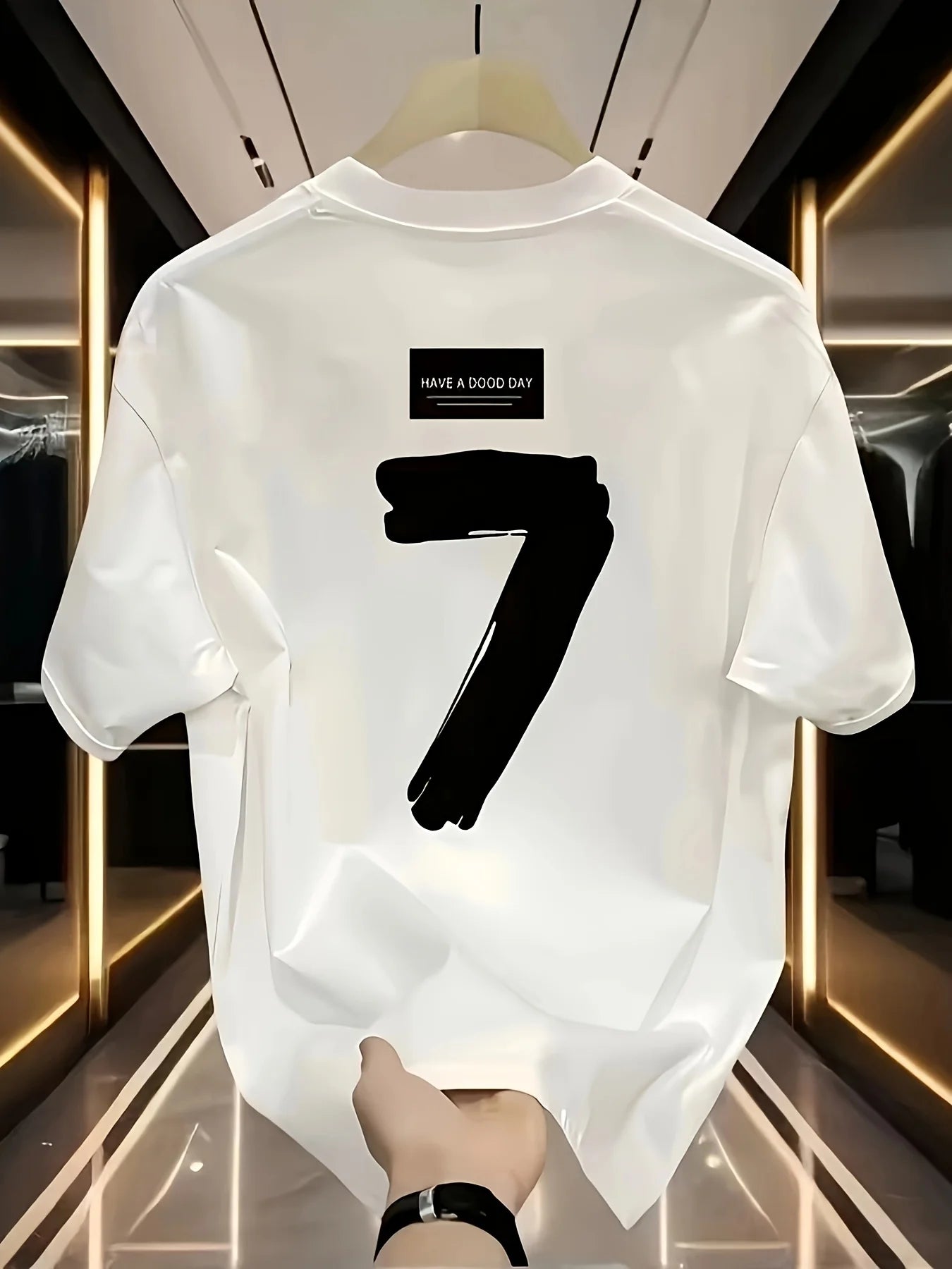 تيشيرت رجالي صيفي مصنوع من القطن الخالص 100%، بتصميم عصري وعصري، مناسب للرياضة والأنشطة غير الرسمية، بقصة فضفاضة وطبعة مميزة، وياقة دائرية وأكمام قصيرة.