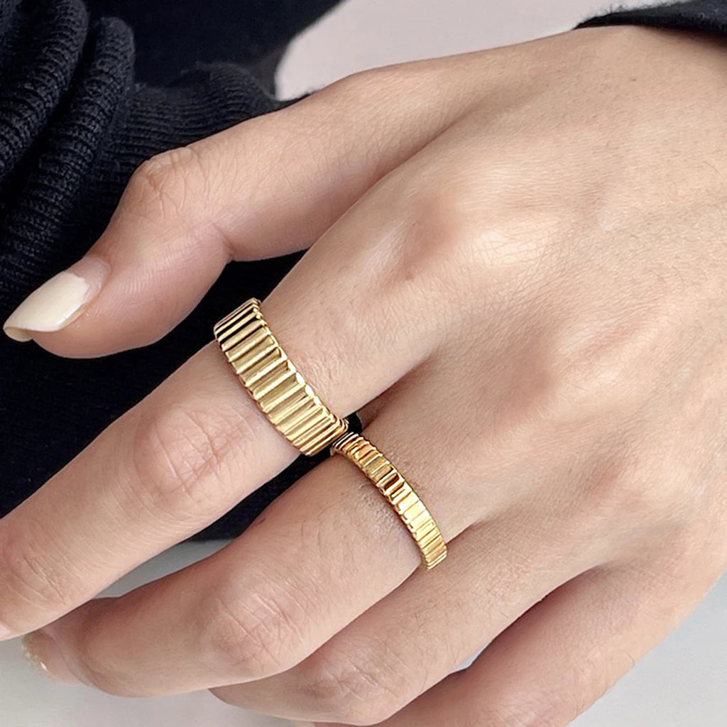 مجوهرات فاخرة من الفضة الإسترلينية عيار 925، خاتم بسيط مخطط عموديًا للرجال والنساء. مناسب للارتداء في أي مناسبة