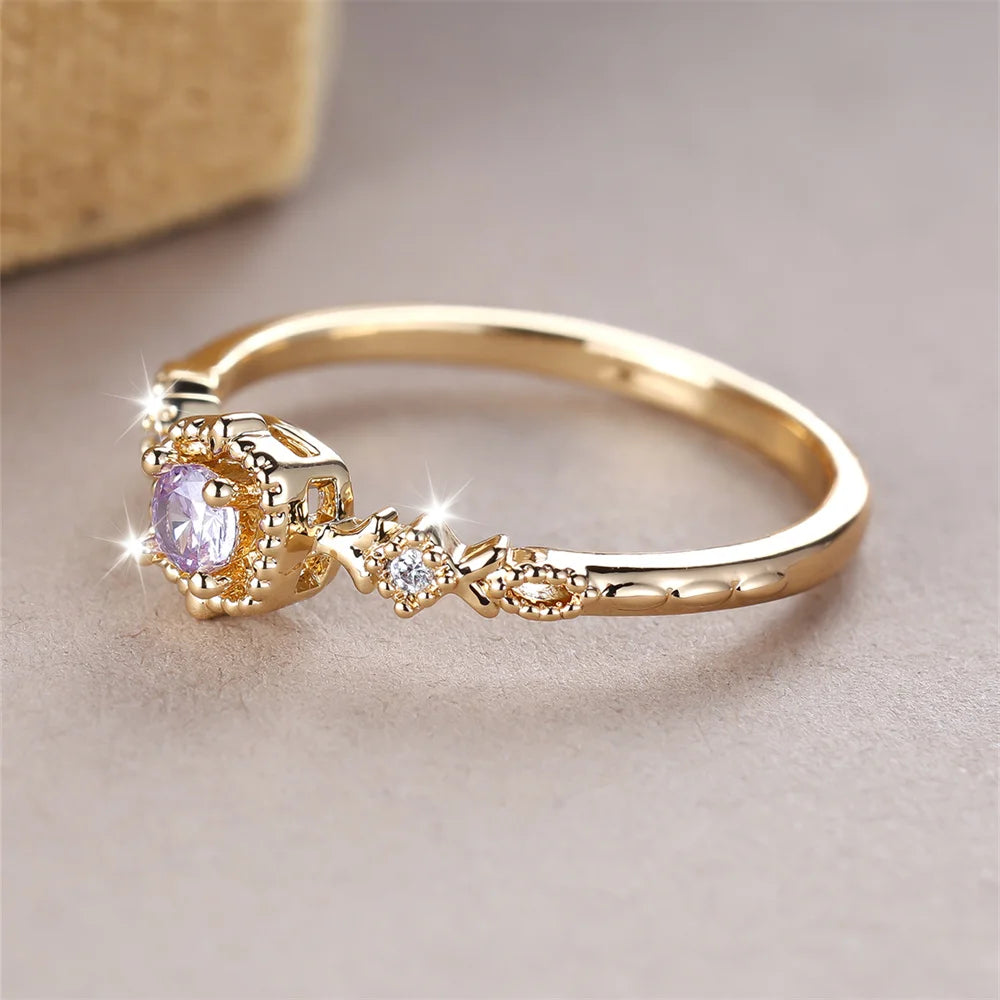 خاتم أنيق وبسيط مرصع بحجر كريستال دائري، وزركون أبيض، وخواتم خطوبة مربعة صغيرة للنساء، ومجوهرات زفاف ذهبية اللون بتصميم كلاسيكي