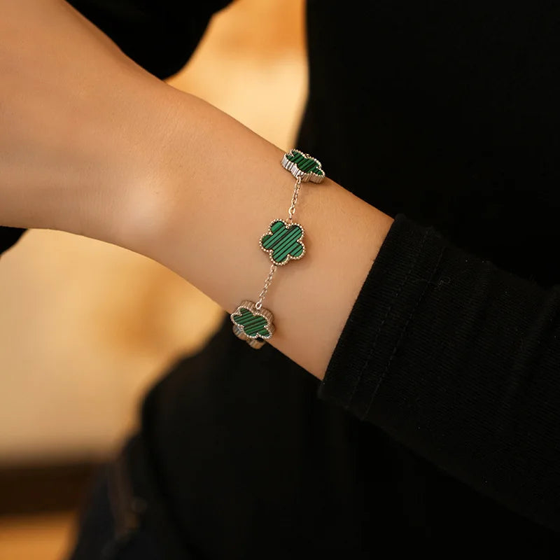 سوار زهرة الحظ بخمس بتلات وخمس أوراق برسيم للنساء، تصميم أنيق ومبتكر مستوحى من زهرة البرقوق، مجوهرات للحفلات، هدايا رائعة