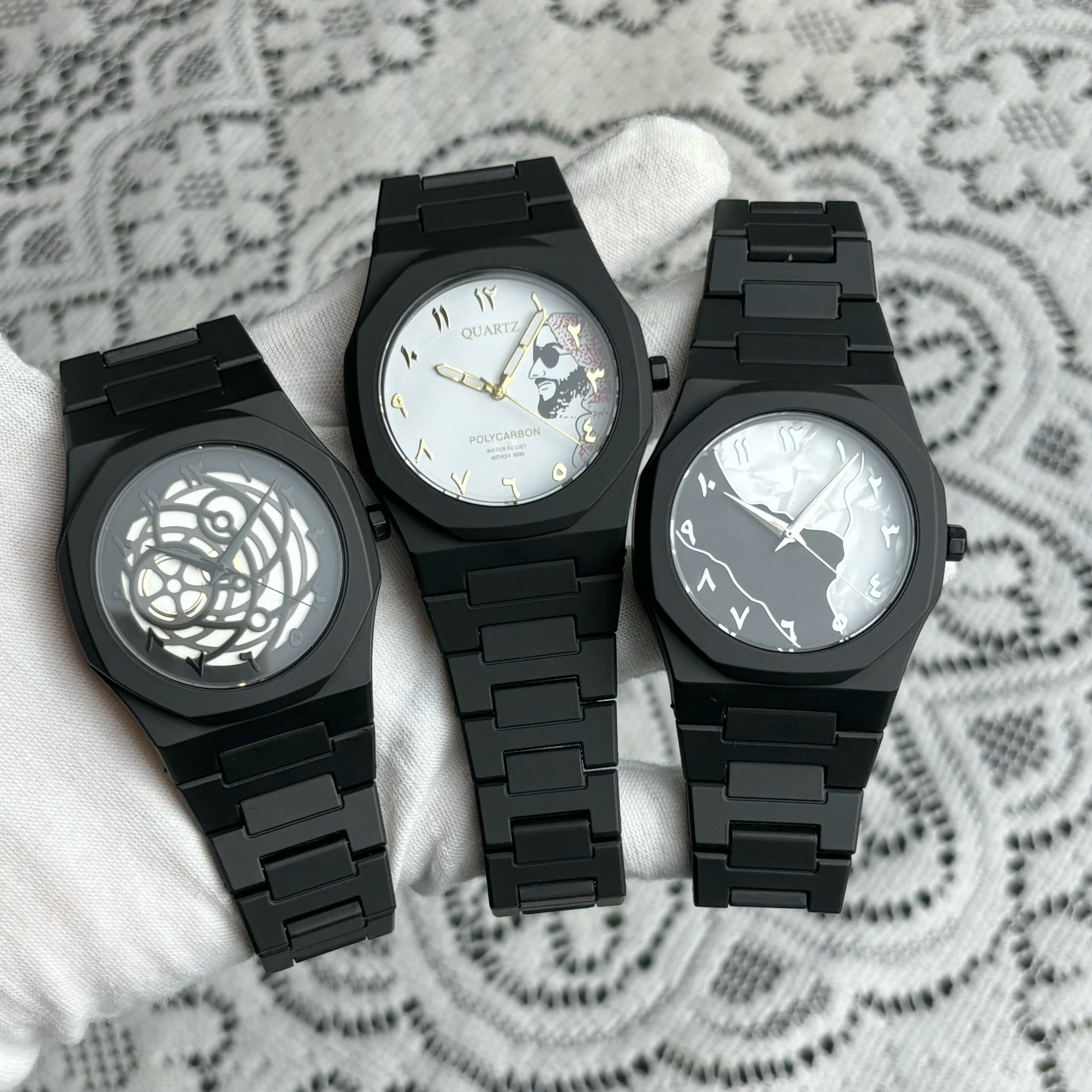 ساعة كوارتز كلاسيكية للرجال من البلاستيك المقاوم للماء بتصميم الشرق الأوسط بمينا أرقام عربية باللون الفضي والذهبي، يمكن تخصيصها