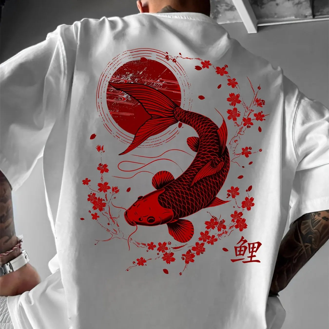 تيشيرت رجالي صيفي عصري فضفاض بنقشة سمكة ذهبية يابانية، مصنوع من القطن الخالص 100%، بياقة دائرية وأكمام قصيرة.