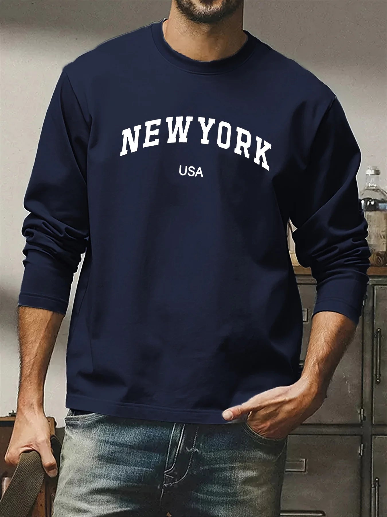 تيشيرت رجالي فضفاض بمقاسات كبيرة، مصنوع من القطن الخالص 100%، مريح وعصري، مناسب للارتداء اليومي والرياضي، مطبوع عليه حرف بوسطن، بياقة دائرية وأكمام طويلة.