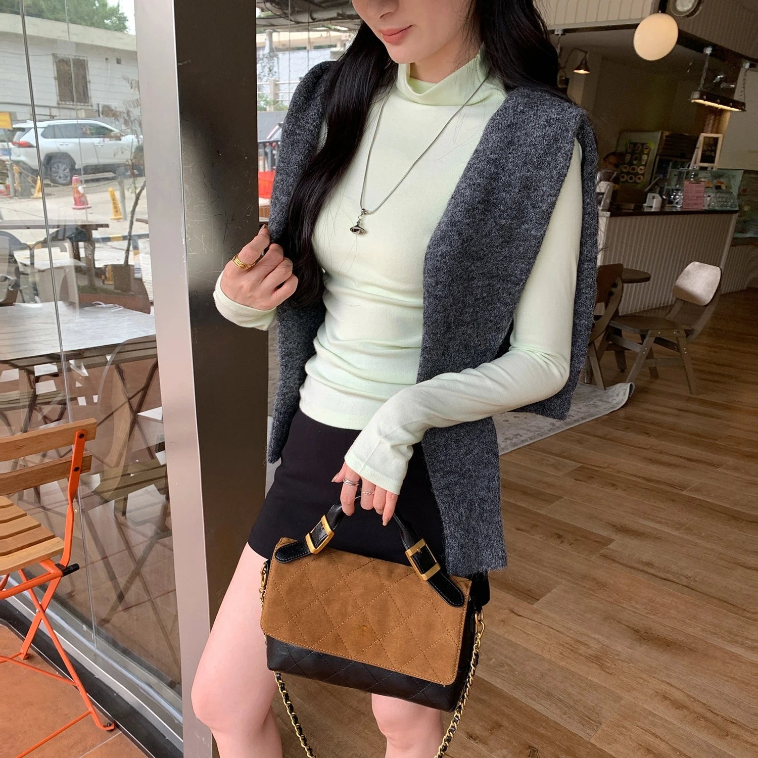 سترة نسائية محبوكة بيضاء برقبة مدورة للخريف والشتاء بأكمام طويلة وقاعدة كورية صلبة وقمصان علوية رفيعة للنساء 2025 جديدة