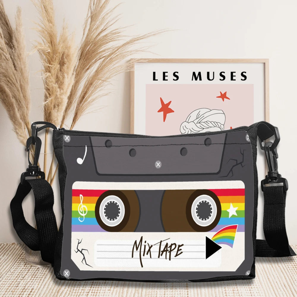 حقيبة كتف من البوليستر بتصميم شريط كاسيت، بنمط هندسي، وموضوع كرتوني، مع حزام كتف للسفر والاستخدام اليومي