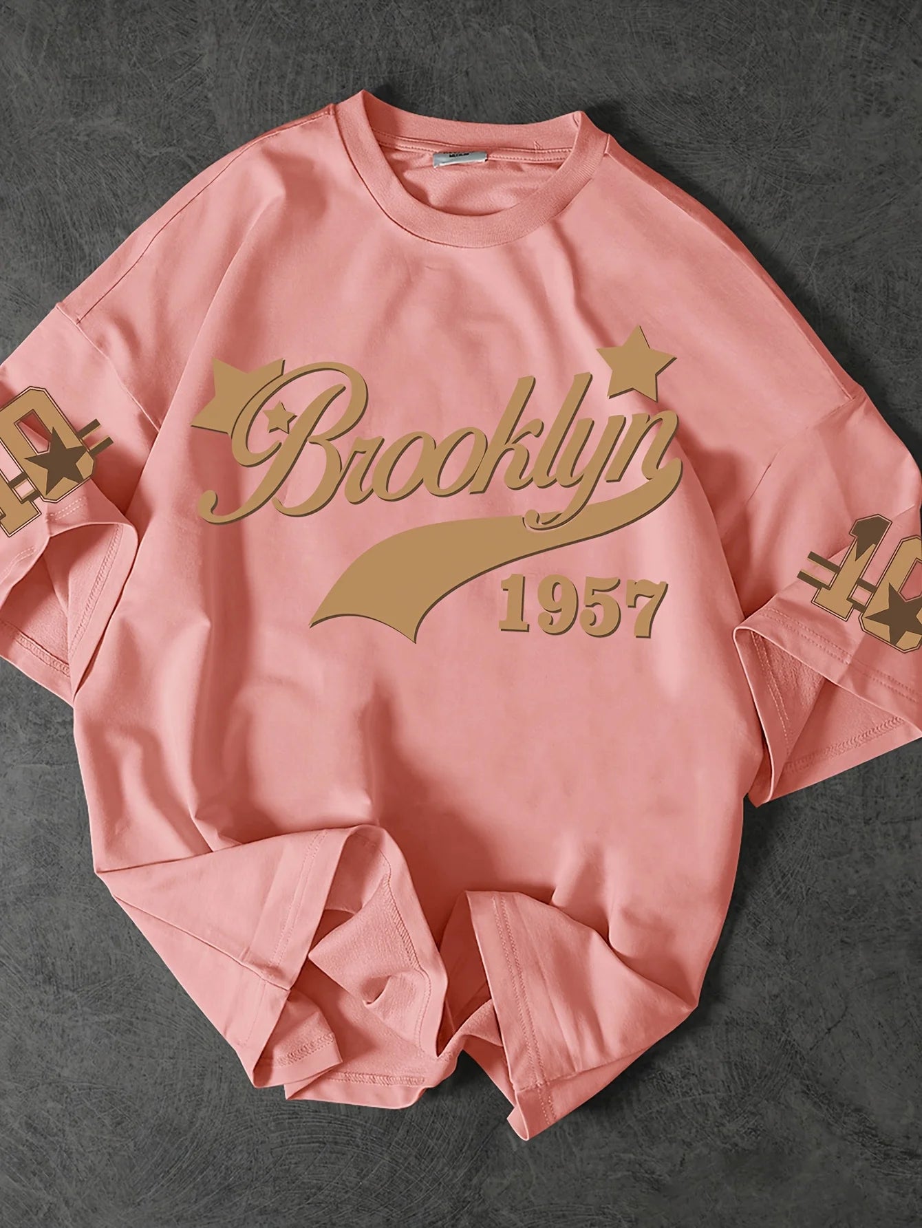 تي شيرت رجالي عصري مطبوع عليه حروف صيف 1957 برقبة دائرية قابلة للتنفس مناسب للأنشطة الخارجية في المناطق الحضرية غير الرسمية