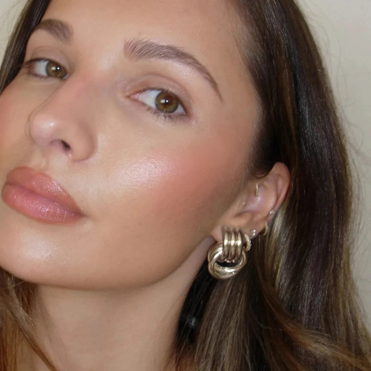 أقراط من الفولاذ المقاوم للصدأ مطلية بالذهب بتصميم عتيق للنساء، بتصميم دائري هندسي ملتف، قطعة مجوهرات أنيقة وعصرية.