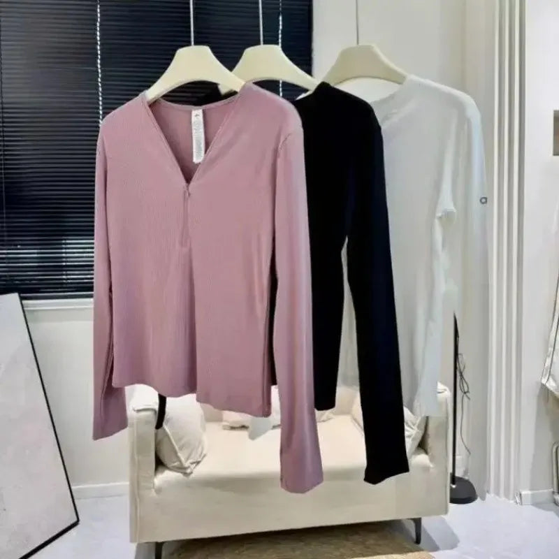 قميص رياضي نسائي ضيق أسود سادة بأكمام طويلة لممارسة تمارين اليوجا والبيلاتس واللياقة البدنية سريع الجفاف وفتحة رقبة على شكل حرف V