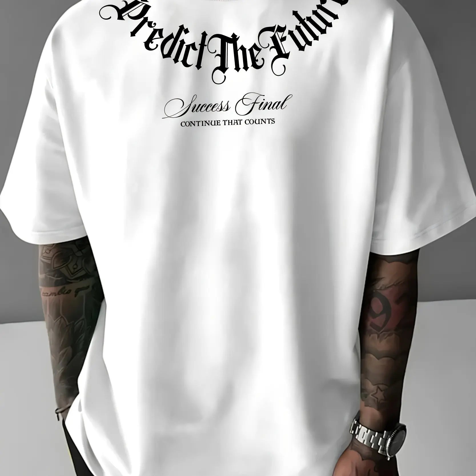 تيشيرت صيفي رجالي مريح وعملي، مصنوع من القطن الخالص ١٠٠٪، بمقاسات كبيرة، مطبوع عليه عبارة "توقعات للمستقبل"، بياقة دائرية وأكمام قصيرة.