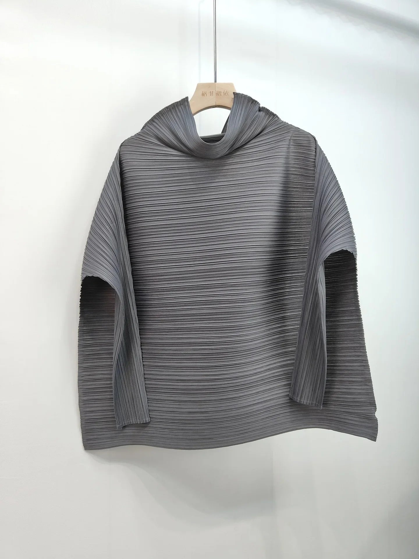 تيشيرت نسائي كاجوال بأكمام طويلة وقصة واسعة من الأسفل مع ياقة وشاح، بلوزة فضفاضة أنيقة من مياكي، صيف 2025، لون عنابي مطوي