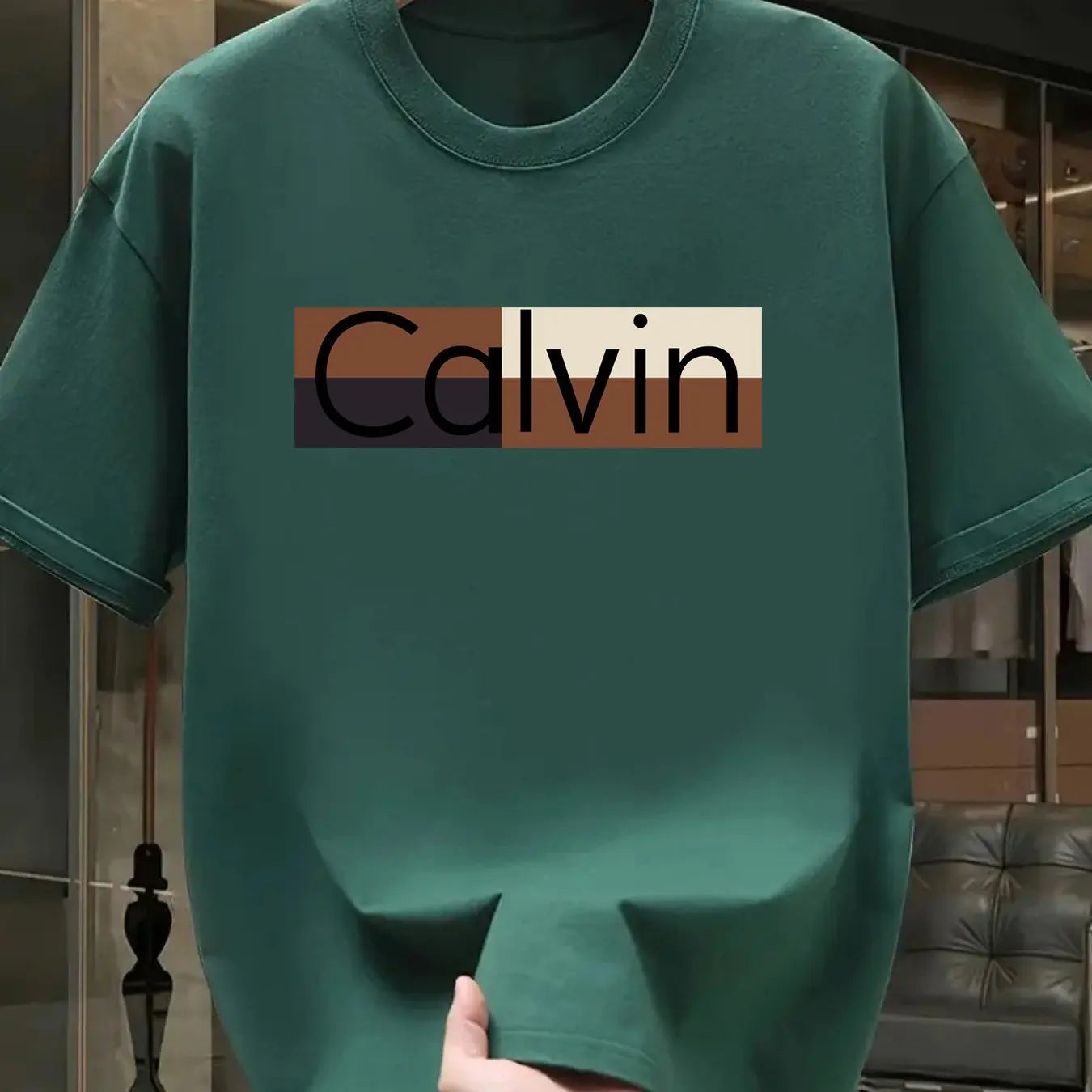 تيشيرت رجالي صيفي عصري مصنوع من القطن الخالص 100%، بتصميم فضفاض وطبعة كالفن، وياقة دائرية وأكمام قصيرة.