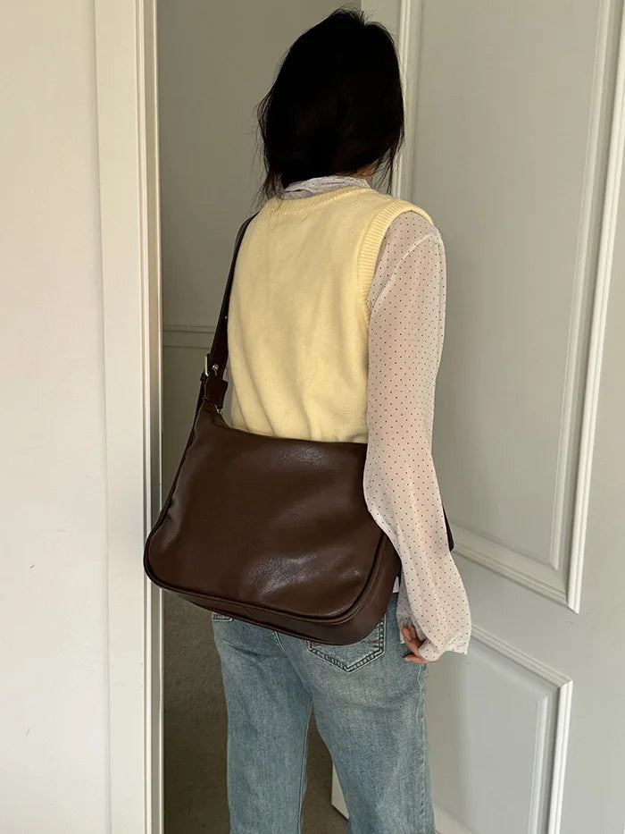 حقيبة كروسبودي كاجوال للبنات المراهقات مع قلادة، بتصميم كلاسيكي جديد، لون موحد، ناعمة للغاية.