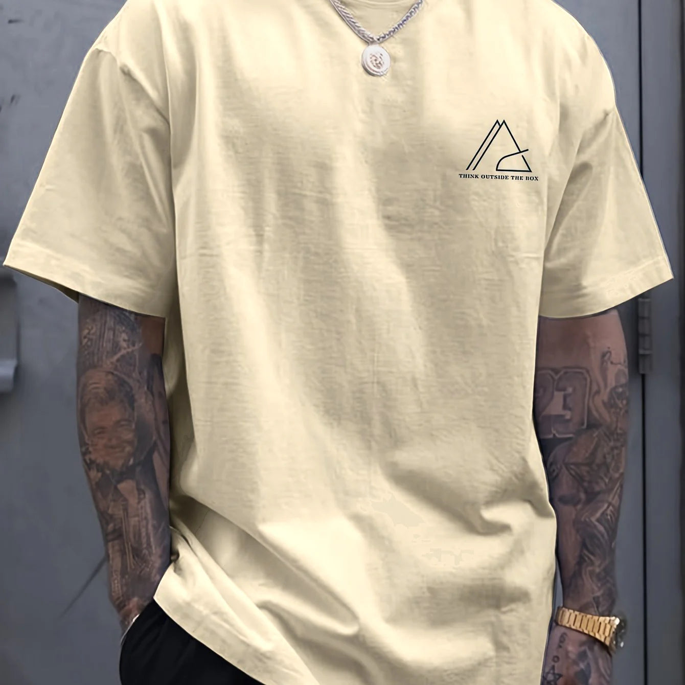 تيشيرت صيفي رجالي مريح وعملي، مصنوع من القطن الخالص 100%، بمقاسات واسعة، مطبوع عليه حروف هندسية، بياقة دائرية وأكمام قصيرة.