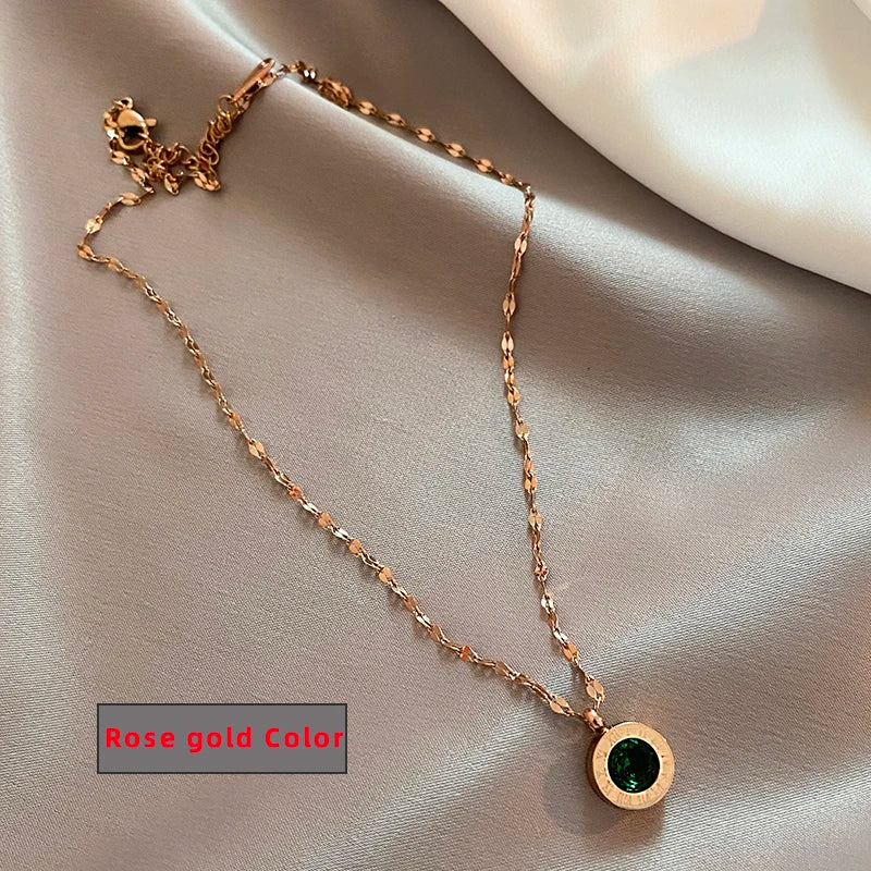 قلادة كلاسيكية أنيقة من الفولاذ المقاوم للصدأ على شكل رقاقة رقمية رومانية 2025 مجوهرات عصرية لحفلات الكريسماس قلادة مثيرة للنساء