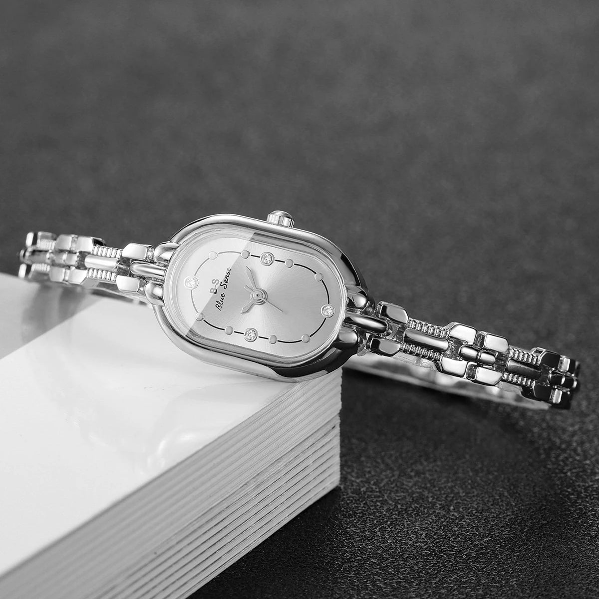 ساعة يد نسائية أنيقة مرصعة بأحجار الراين، ذات مينا صغير، تعمل بالكوارتز، مزودة بسوار أنيق، هدية مثالية للفتيات (بدون علبة).