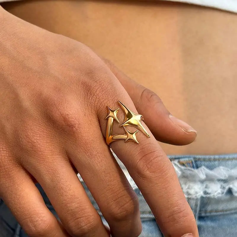 تصميم جديد من الفولاذ المقاوم للصدأ على الطراز الأوروبي الأمريكي، يتميز بنمط نجمي أنيق وبسيط يعكس شخصية المراهق.