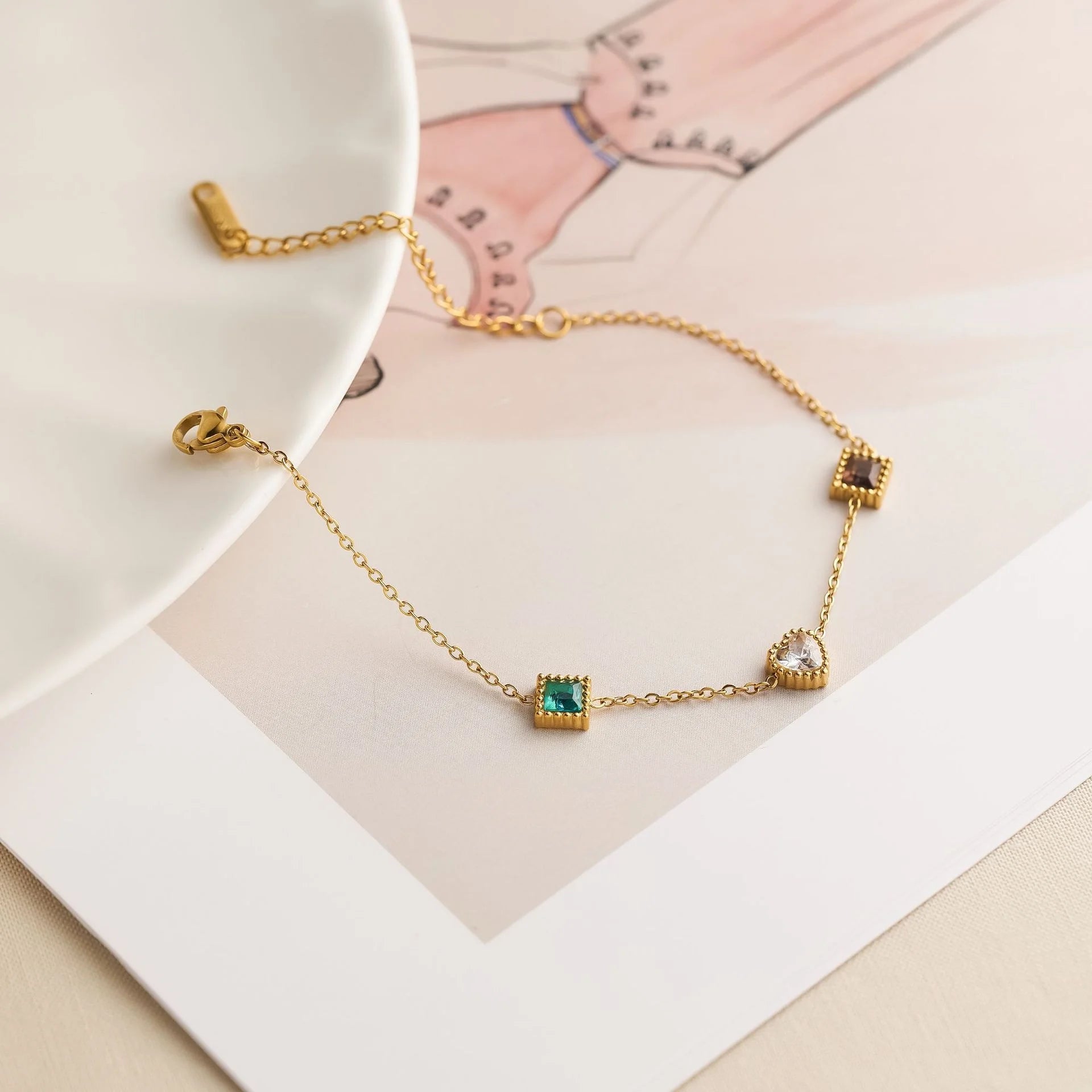 سوار كريستالي ملون على شكل قلب مربع للنساء، مصنوع من الفولاذ المقاوم للصدأ بلون ذهبي رائع، بتصميم هندسي لا يبهت لونه.